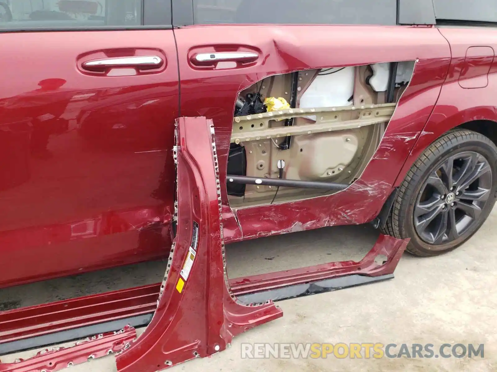 9 Photograph of a damaged car 5TDXRKEC4MS012769 TOYOTA SIENNA 2021