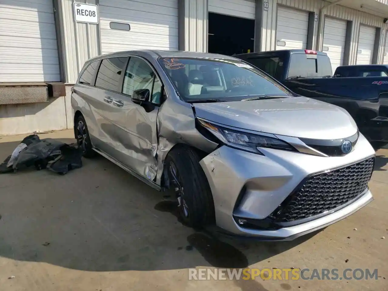 1 Photograph of a damaged car 5TDXRKEC4MS048901 TOYOTA SIENNA 2021