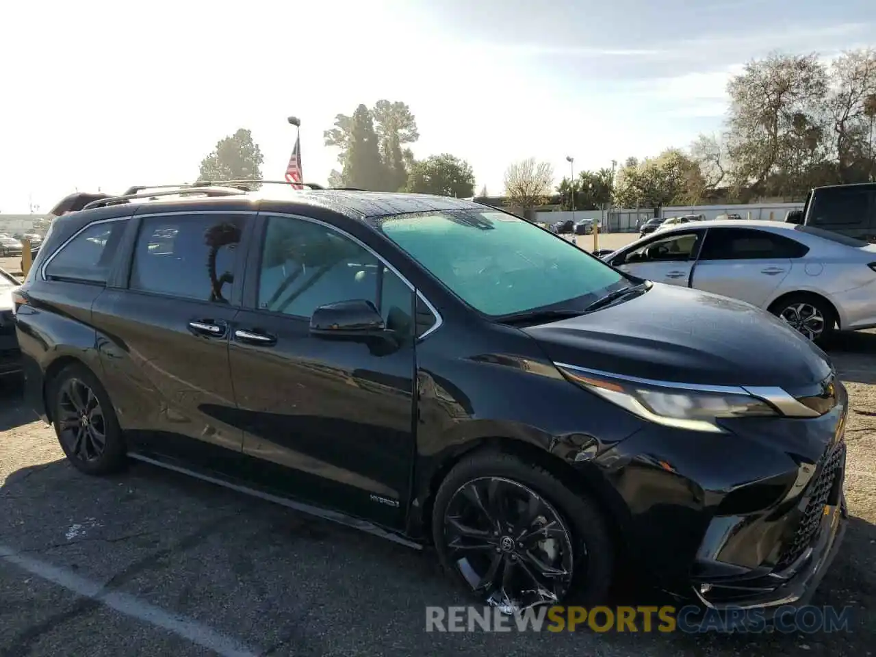 4 Photograph of a damaged car 5TDXRKEC5MS006849 TOYOTA SIENNA 2021