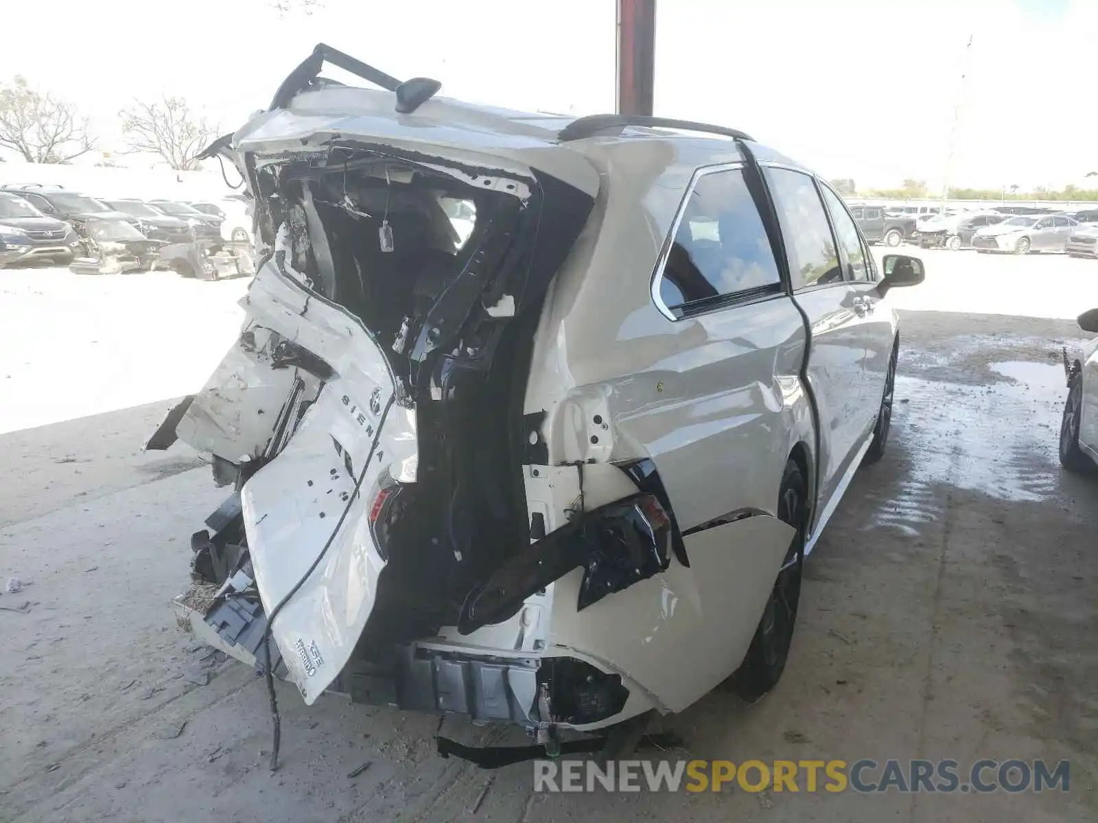 4 Photograph of a damaged car 5TDXRKEC5MS009458 TOYOTA SIENNA 2021