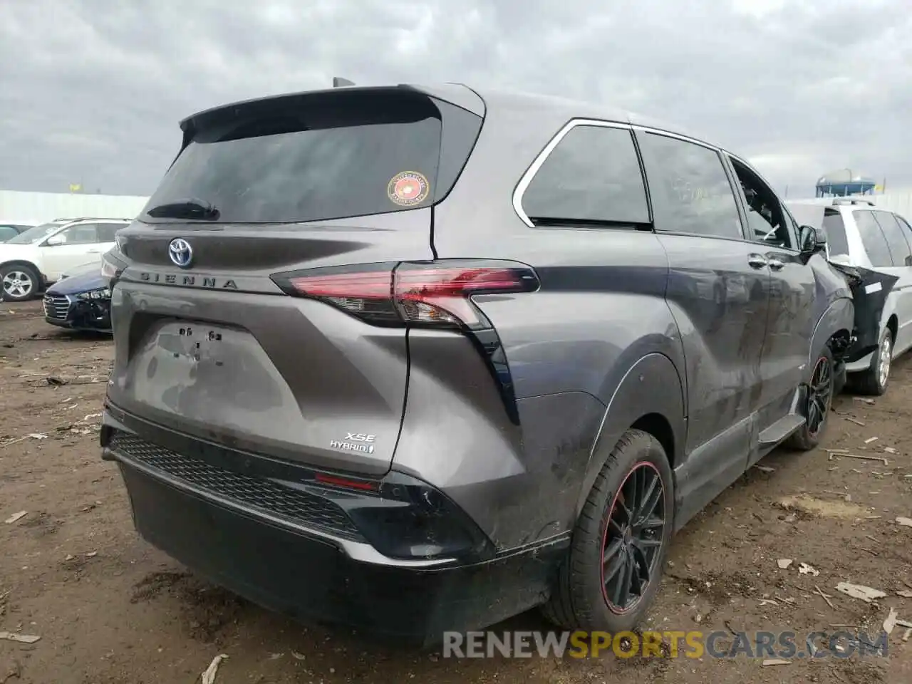 4 Photograph of a damaged car 5TDXSKFC5MS025176 TOYOTA SIENNA 2021