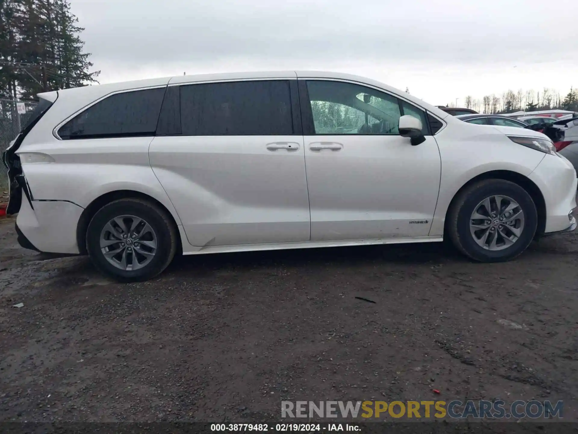 13 Photograph of a damaged car 5TDYRKEC0MS003488 TOYOTA SIENNA 2021