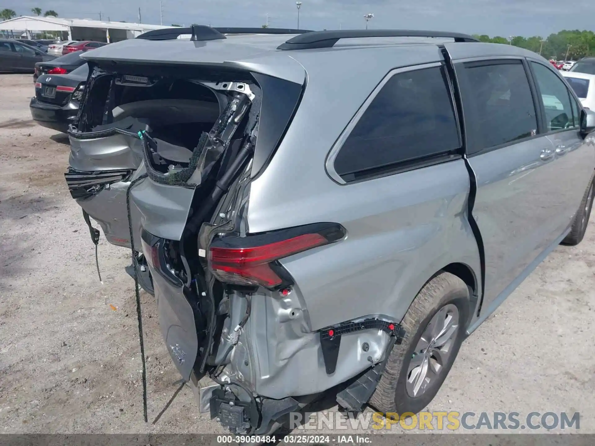 17 Photograph of a damaged car 5TDYRKEC1MS073792 TOYOTA SIENNA 2021