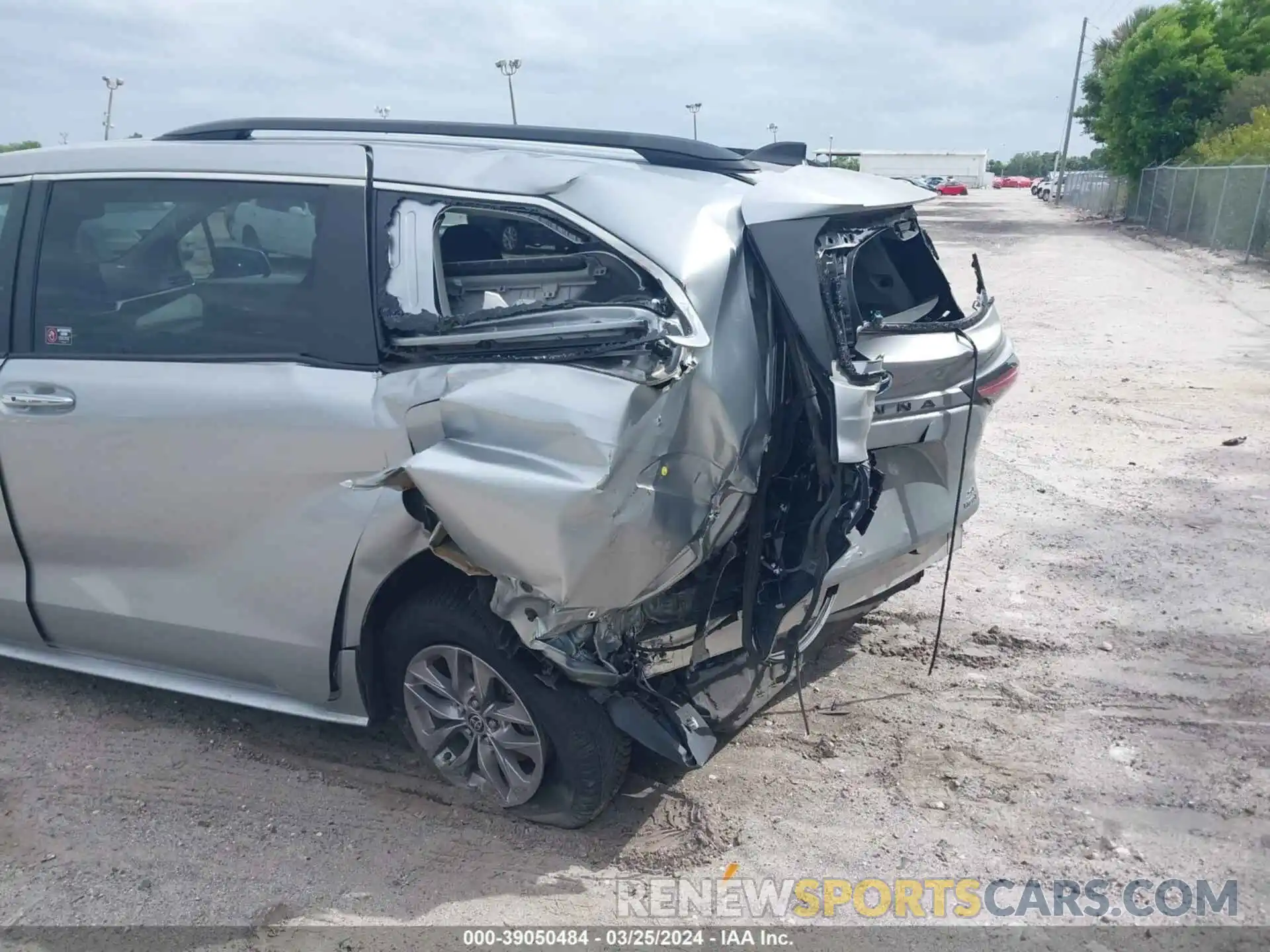 18 Photograph of a damaged car 5TDYRKEC1MS073792 TOYOTA SIENNA 2021