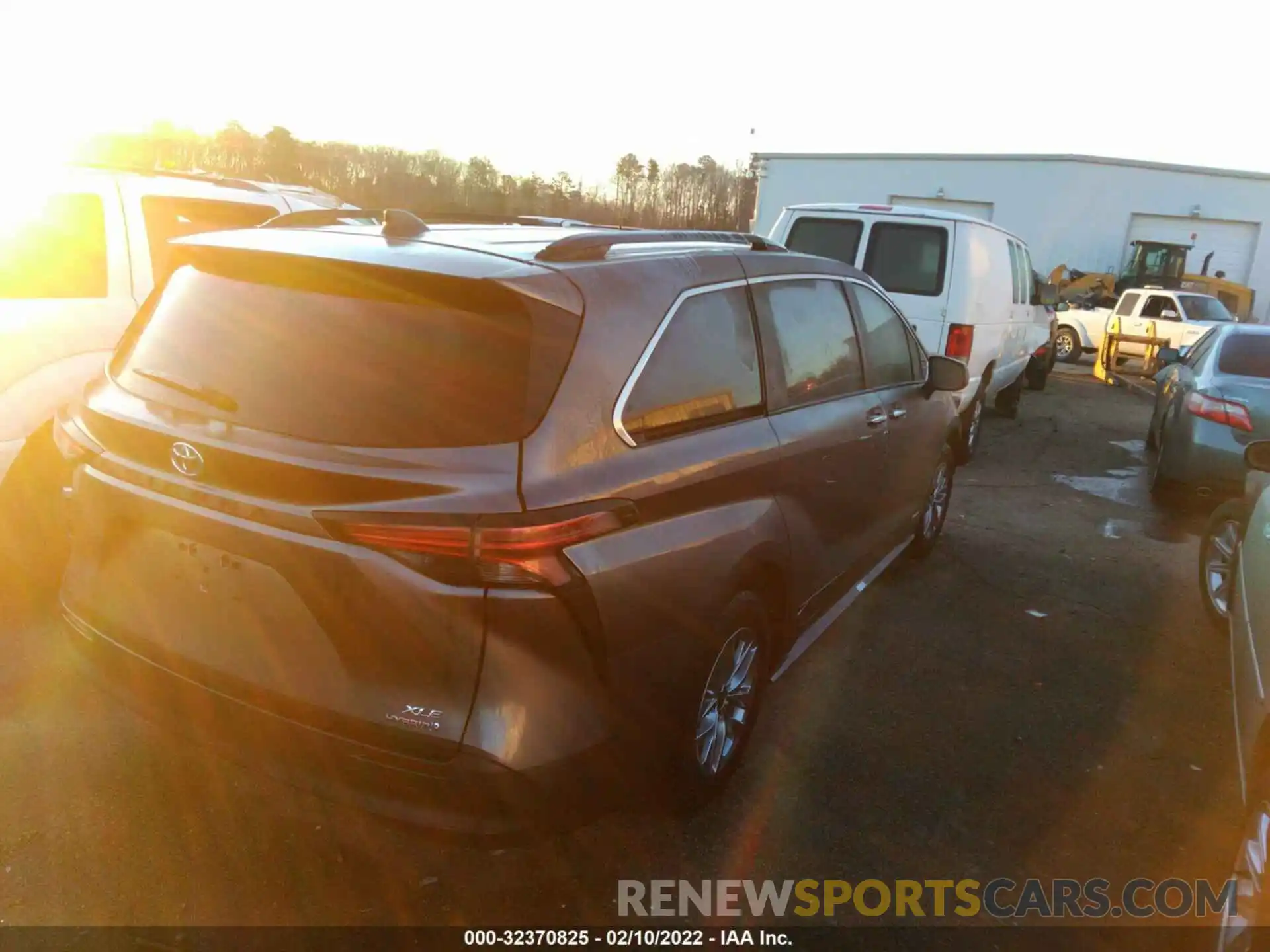 4 Photograph of a damaged car 5TDYRKECXMS015762 TOYOTA SIENNA 2021