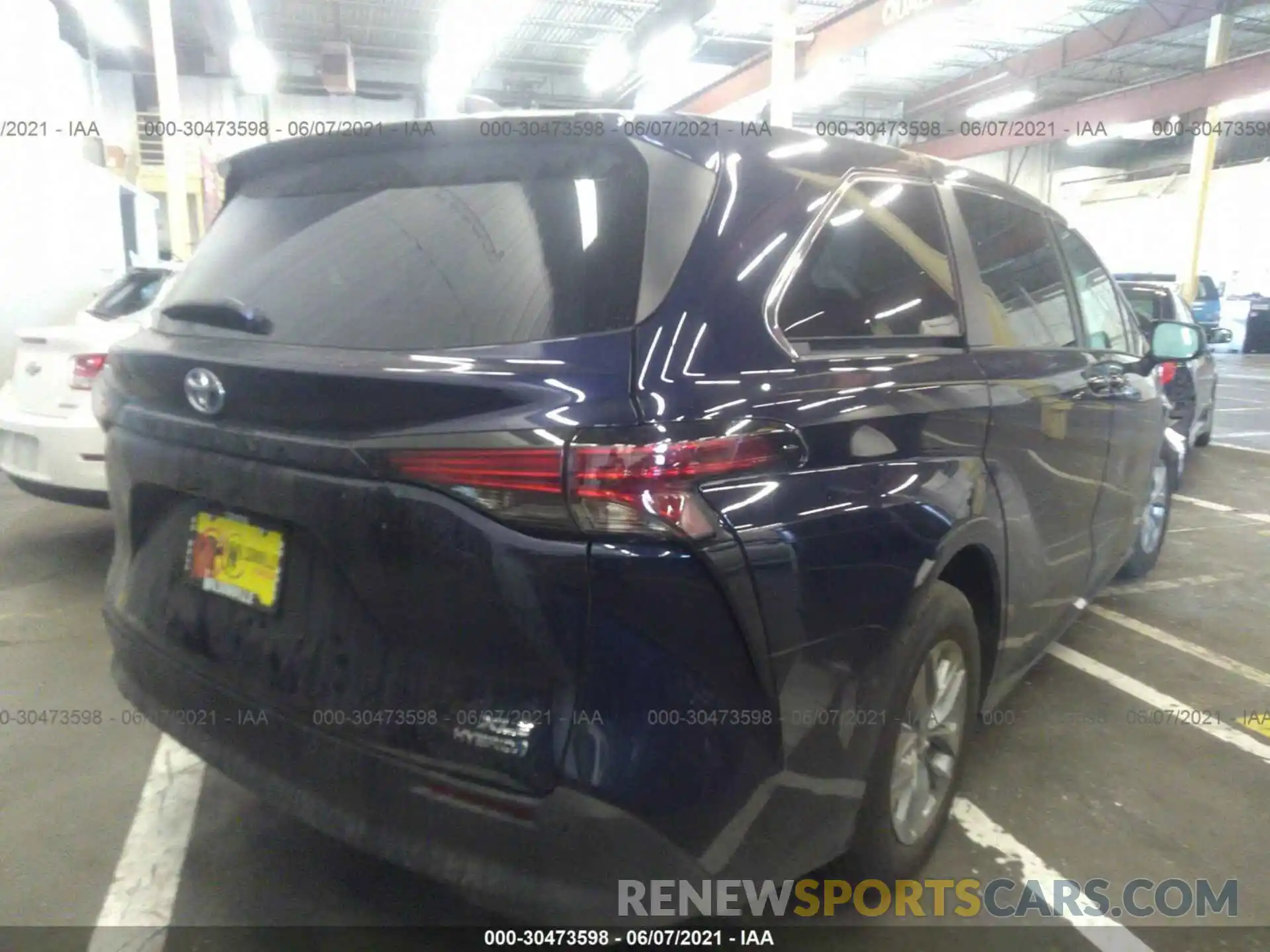 4 Photograph of a damaged car 5TDYRKECXMS038538 TOYOTA SIENNA 2021