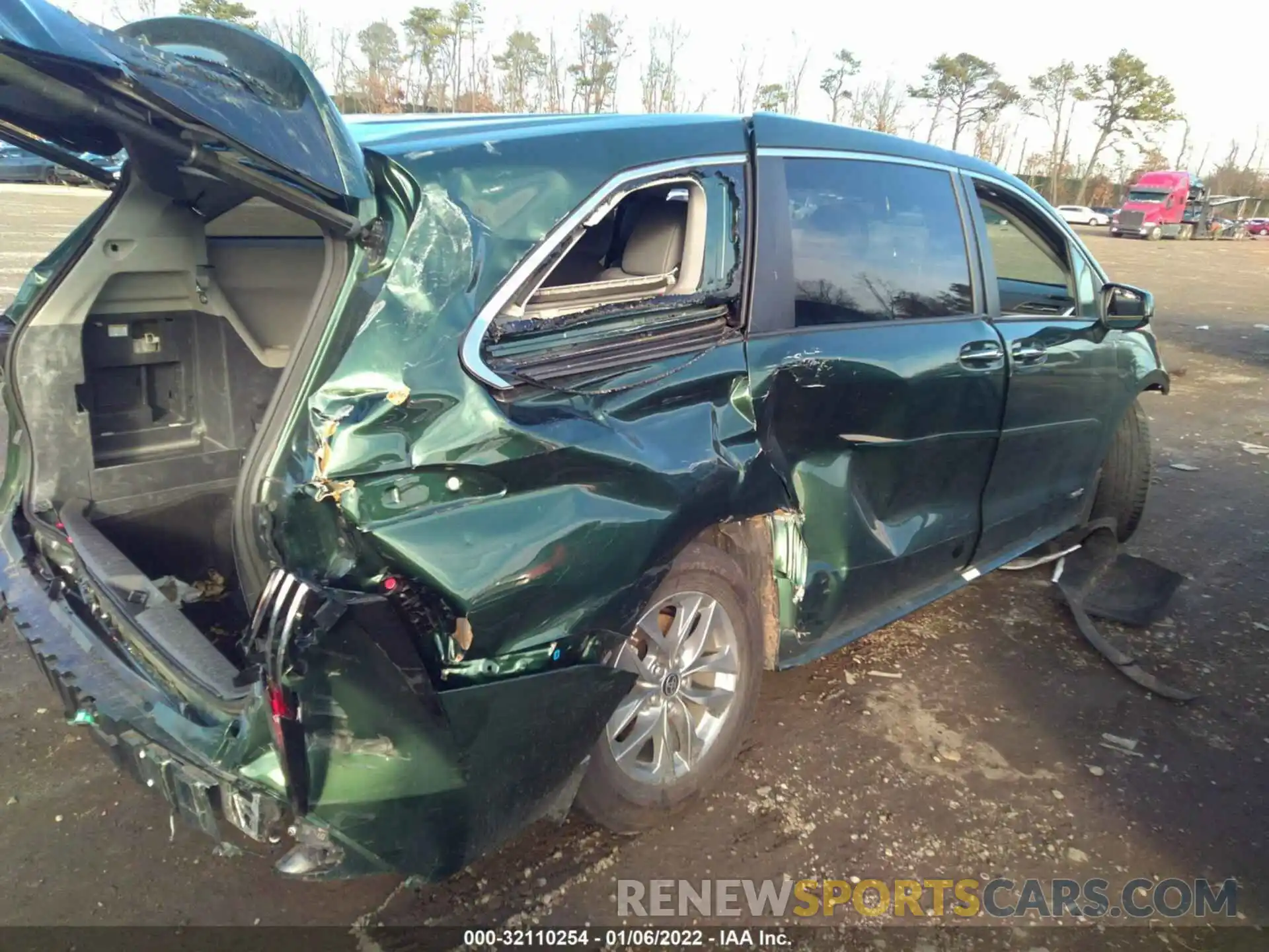 4 Photograph of a damaged car 5TDYSKFC1MS019377 TOYOTA SIENNA 2021