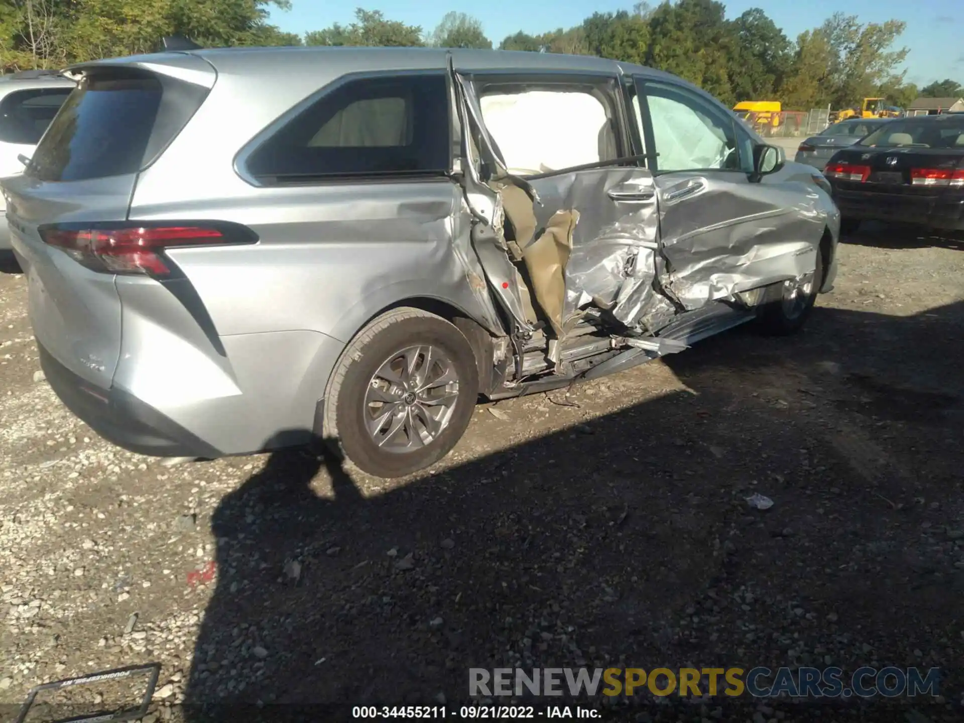 4 Photograph of a damaged car 5TDYSKFC3MS022832 TOYOTA SIENNA 2021