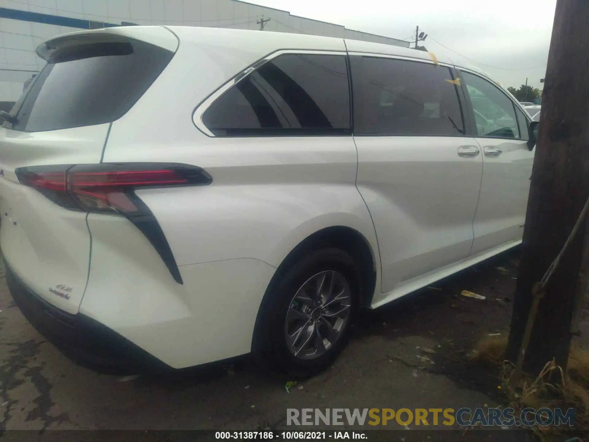 4 Photograph of a damaged car 5TDYSKFC5MS012917 TOYOTA SIENNA 2021