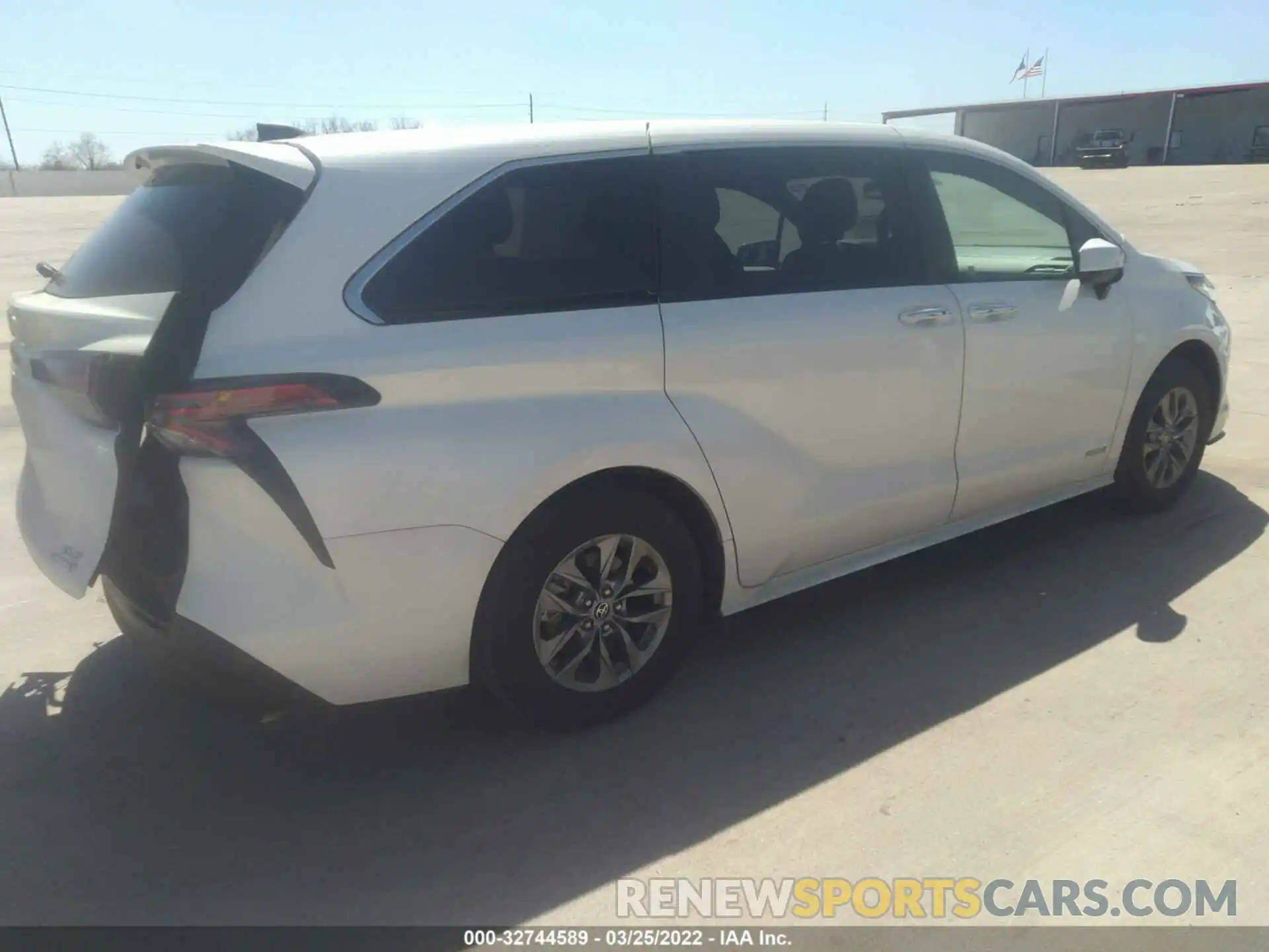 4 Photograph of a damaged car 5TDYSKFC9MS003217 TOYOTA SIENNA 2021