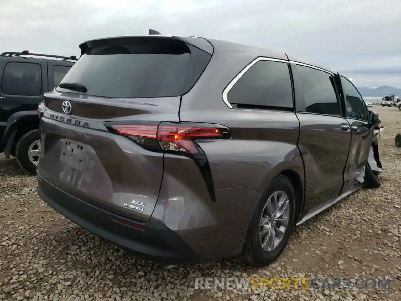 4 Photograph of a damaged car 5TDYSKFC9MS024231 TOYOTA SIENNA 2021