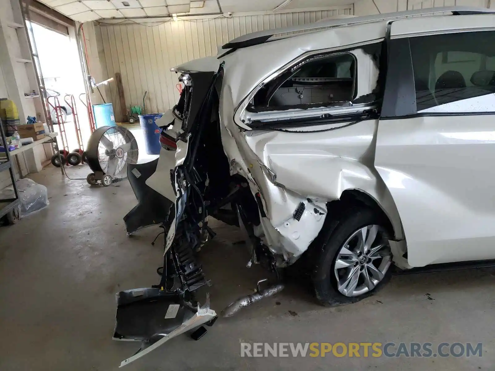 9 Photograph of a damaged car 5TDZRKEC4MS062015 TOYOTA SIENNA 2021