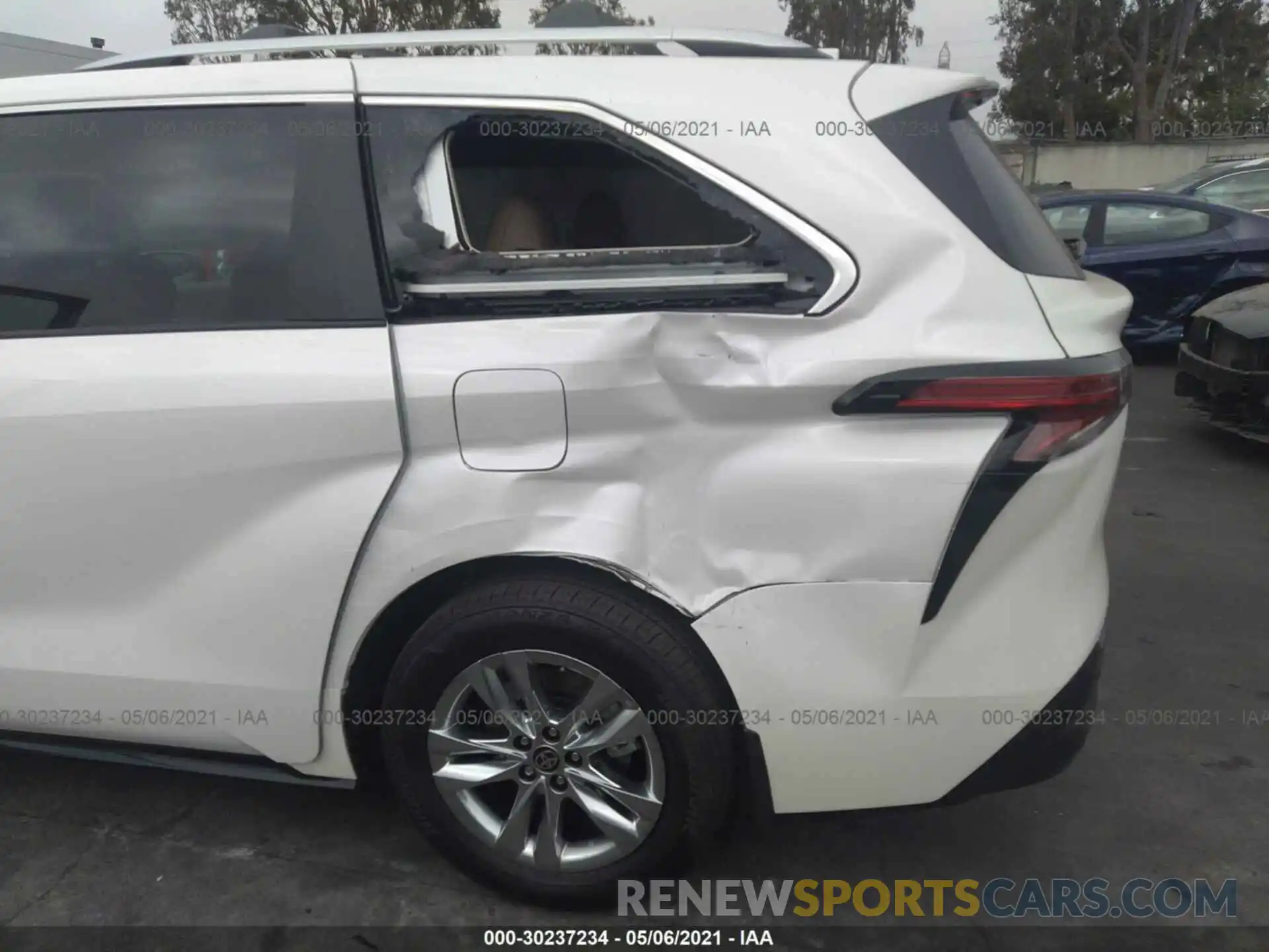 12 Photograph of a damaged car 5TDZRKEC6MS026956 TOYOTA SIENNA 2021