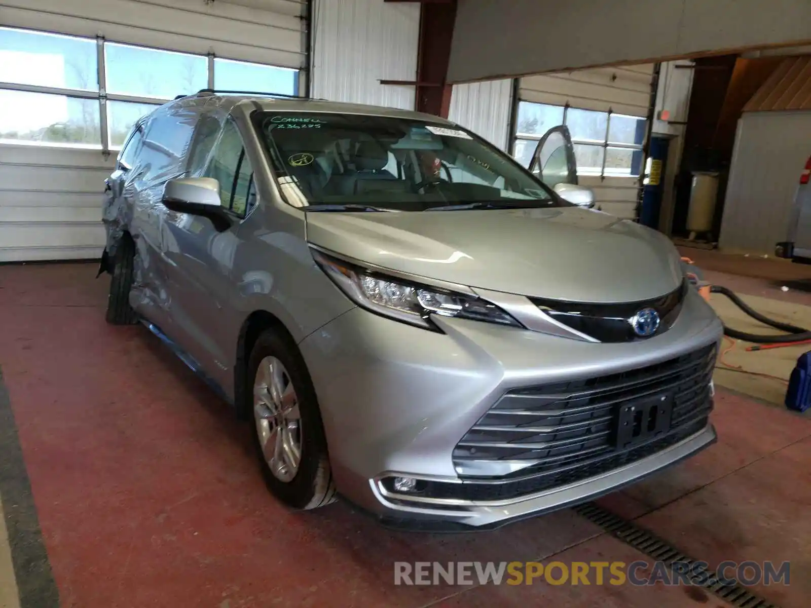 1 Photograph of a damaged car 5TDZRKEC9MS017684 TOYOTA SIENNA 2021