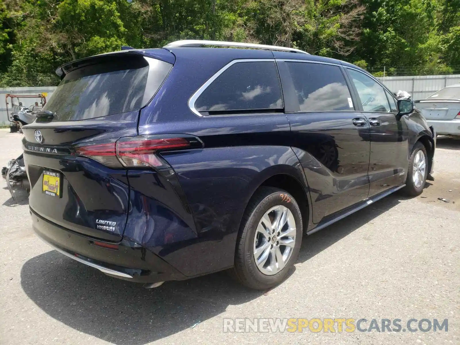 4 Photograph of a damaged car 5TDZSKFC0MS024655 TOYOTA SIENNA 2021