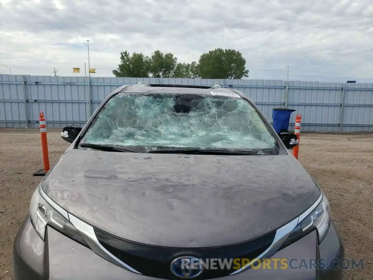 9 Photograph of a damaged car 5TDZSKFC4MS010418 TOYOTA SIENNA 2021