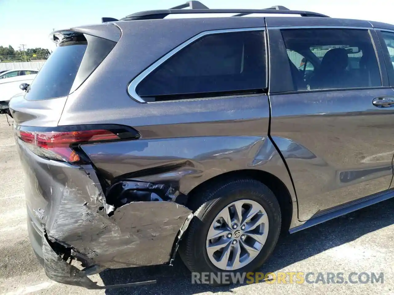 9 Photograph of a damaged car 5TDBRKEC1NS093029 TOYOTA SIENNA 2022