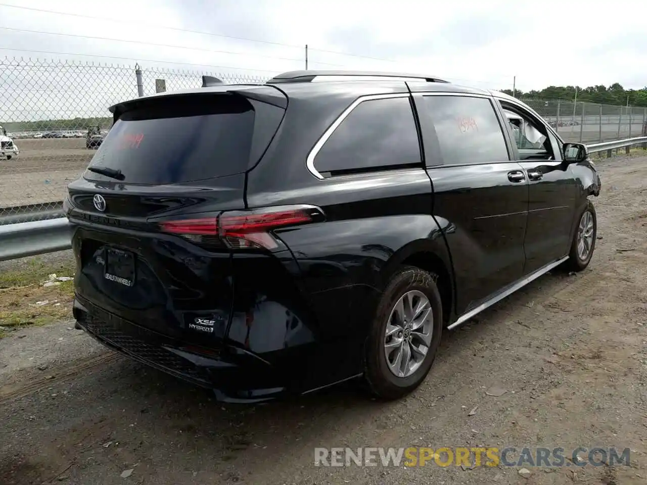 4 Photograph of a damaged car 5TDDRKEC6NS091530 TOYOTA SIENNA 2022