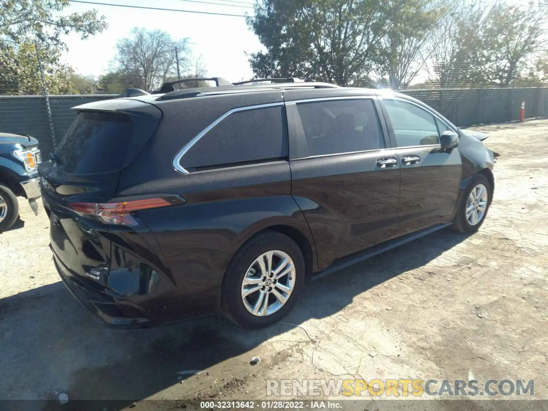 4 Photograph of a damaged car 5TDDSKFC1NS041671 TOYOTA SIENNA 2022