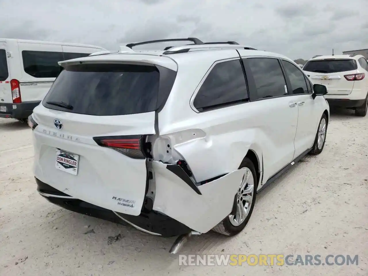 4 Photograph of a damaged car 5TDERKEC1NS115947 TOYOTA SIENNA 2022