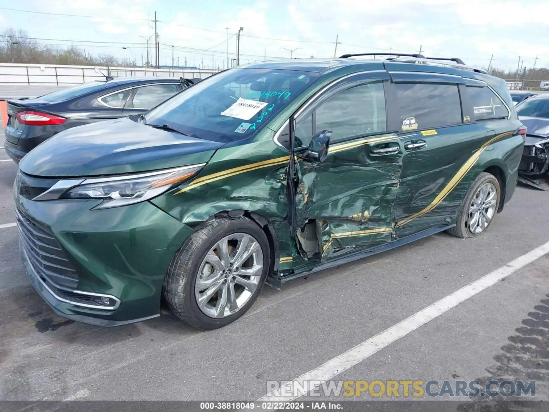 6 Photograph of a damaged car 5TDERKEC2NS111339 TOYOTA SIENNA 2022