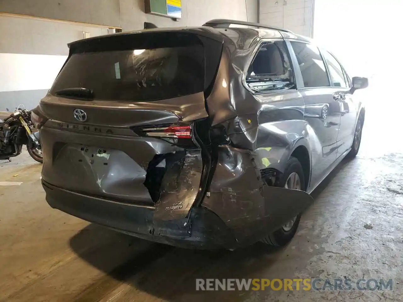 4 Photograph of a damaged car 5TDJRKEC0NS104243 TOYOTA SIENNA 2022