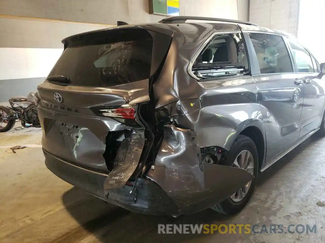 9 Photograph of a damaged car 5TDJRKEC0NS104243 TOYOTA SIENNA 2022