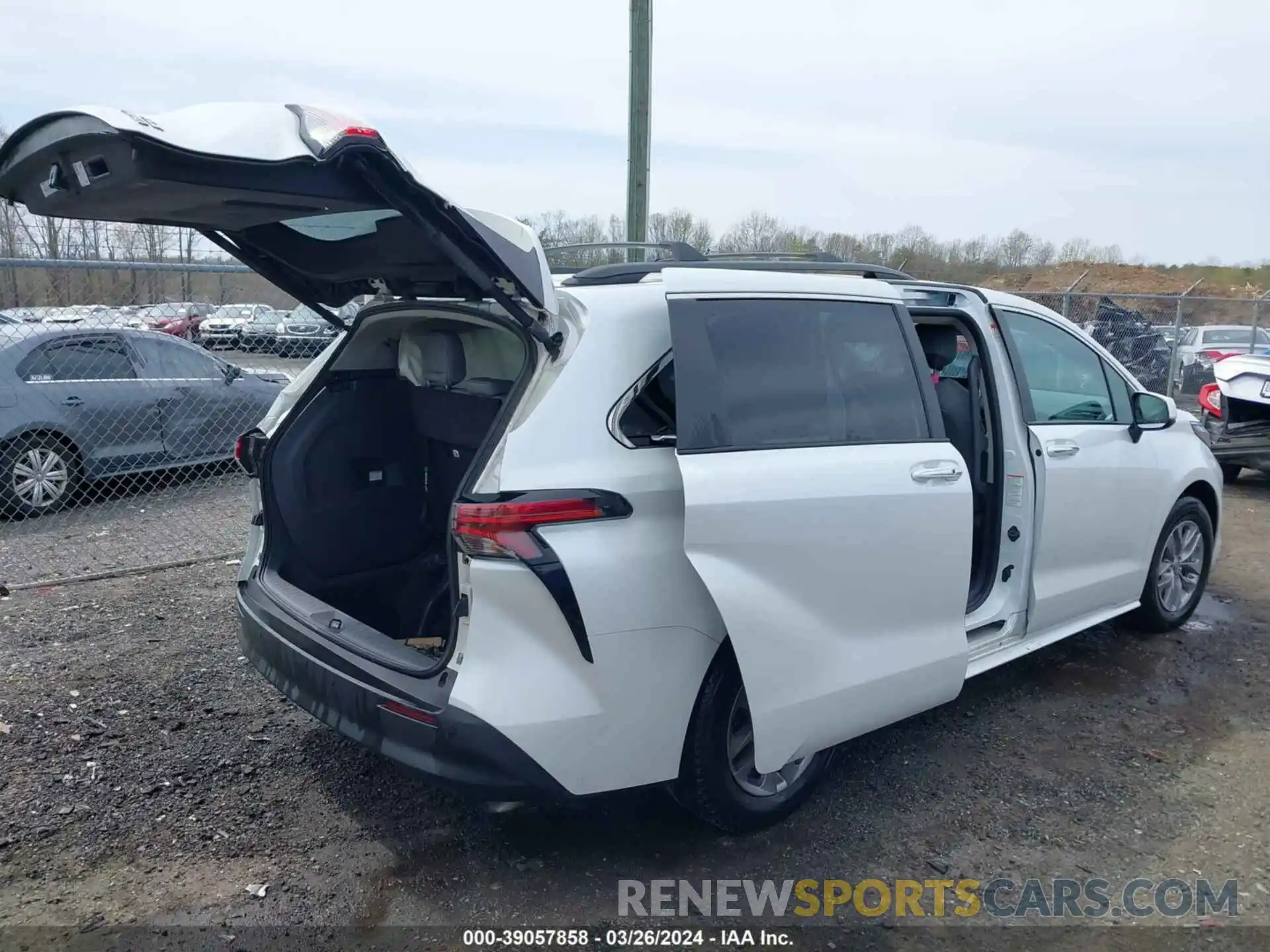 4 Photograph of a damaged car 5TDJRKEC2NS084870 TOYOTA SIENNA 2022