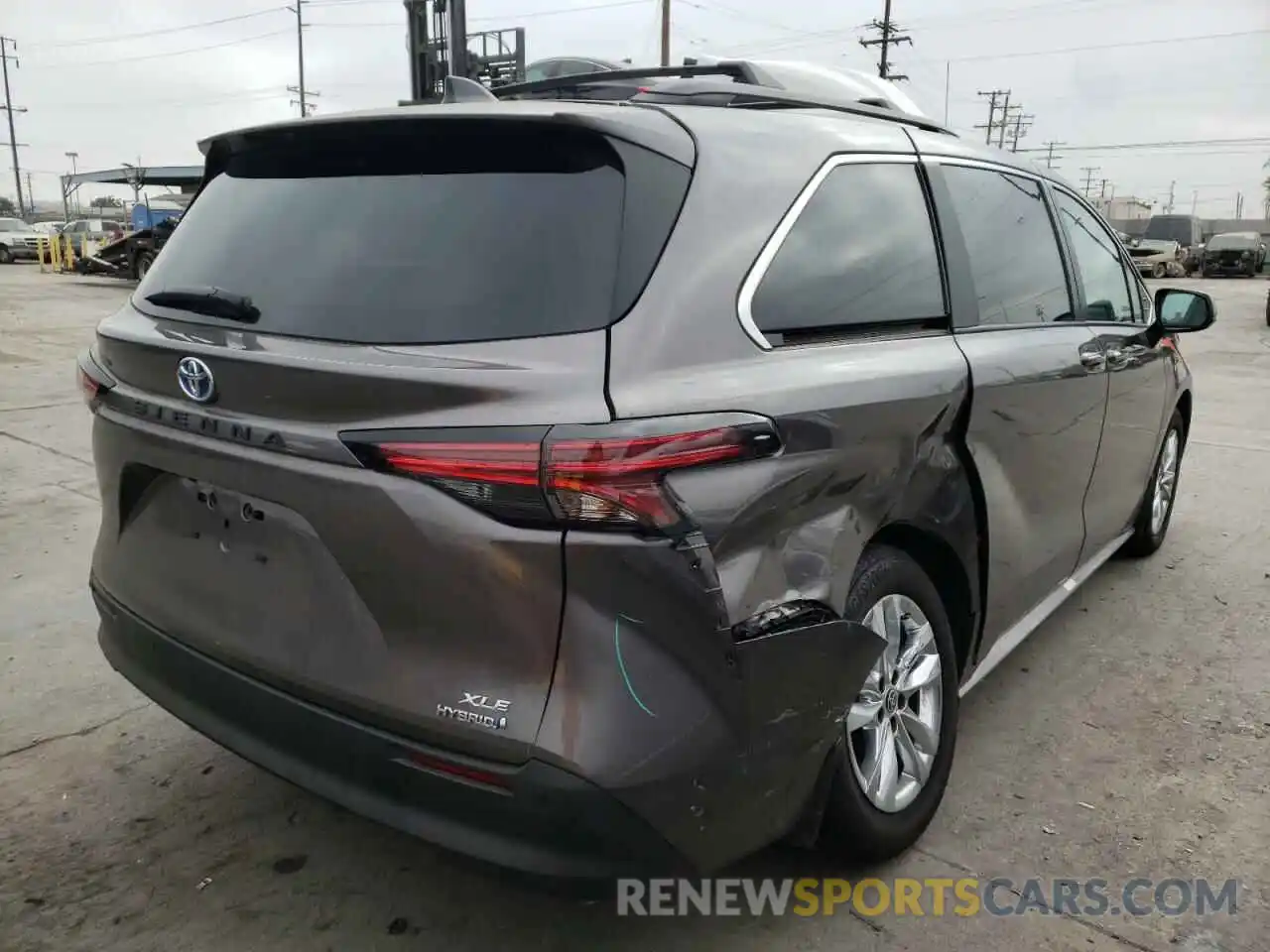 4 Photograph of a damaged car 5TDJRKEC2NS112781 TOYOTA SIENNA 2022