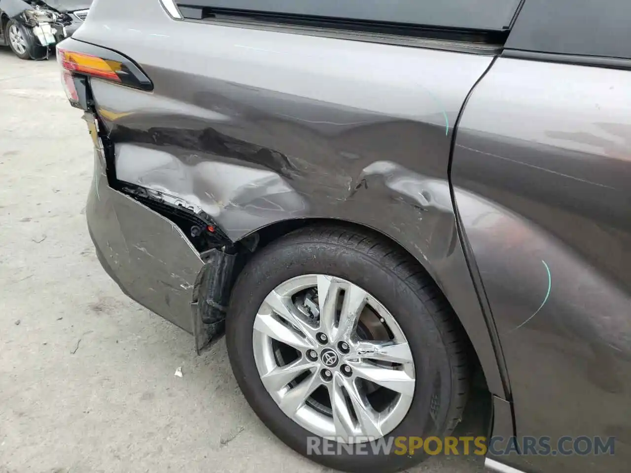 9 Photograph of a damaged car 5TDJRKEC2NS112781 TOYOTA SIENNA 2022