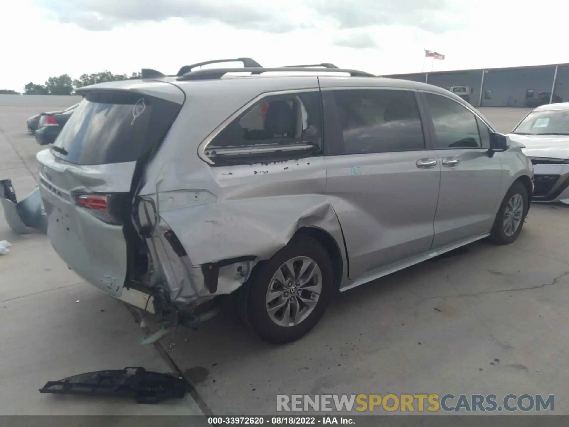 4 Photograph of a damaged car 5TDJRKEC3NS099555 TOYOTA SIENNA 2022