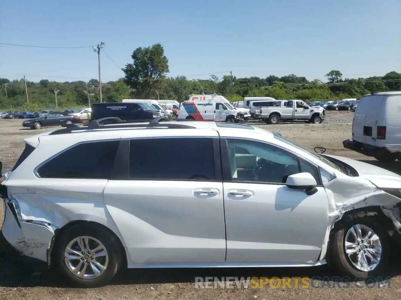 9 Photograph of a damaged car 5TDJRKEC3NS112210 TOYOTA SIENNA 2022