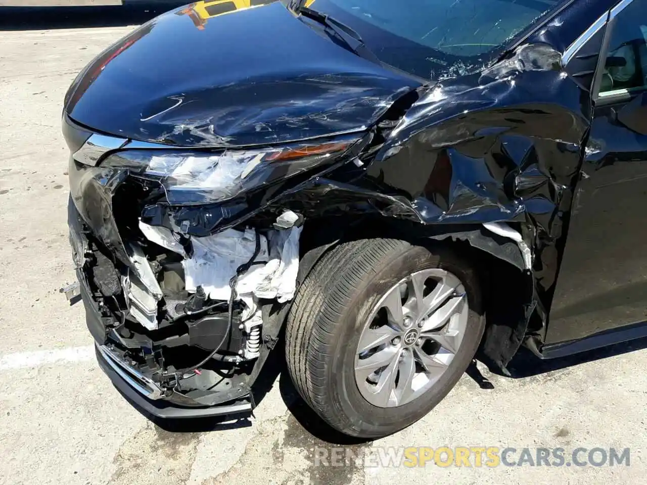 9 Photograph of a damaged car 5TDJRKEC6NS080403 TOYOTA SIENNA 2022