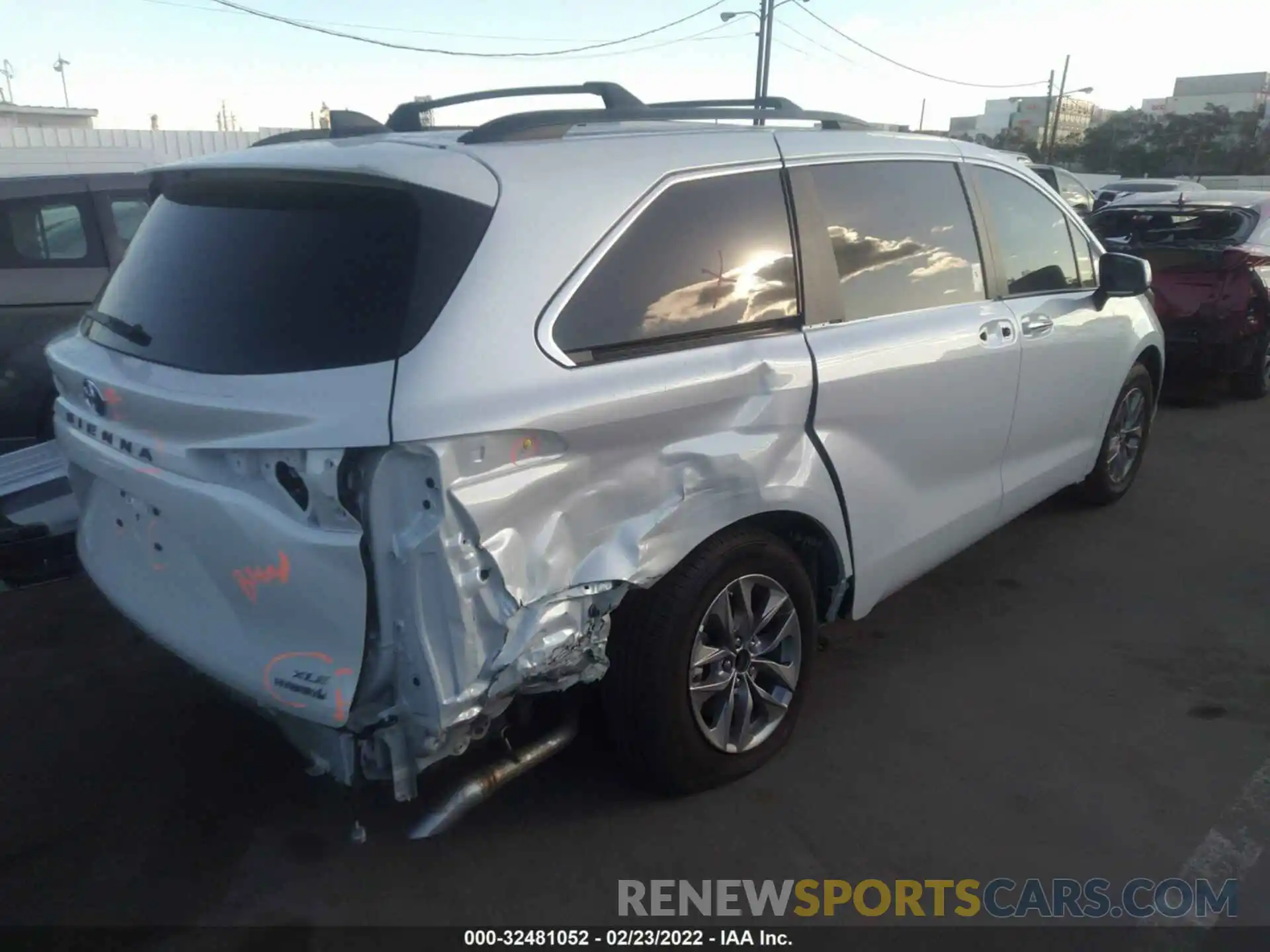 4 Photograph of a damaged car 5TDJRKEC7NS075890 TOYOTA SIENNA 2022