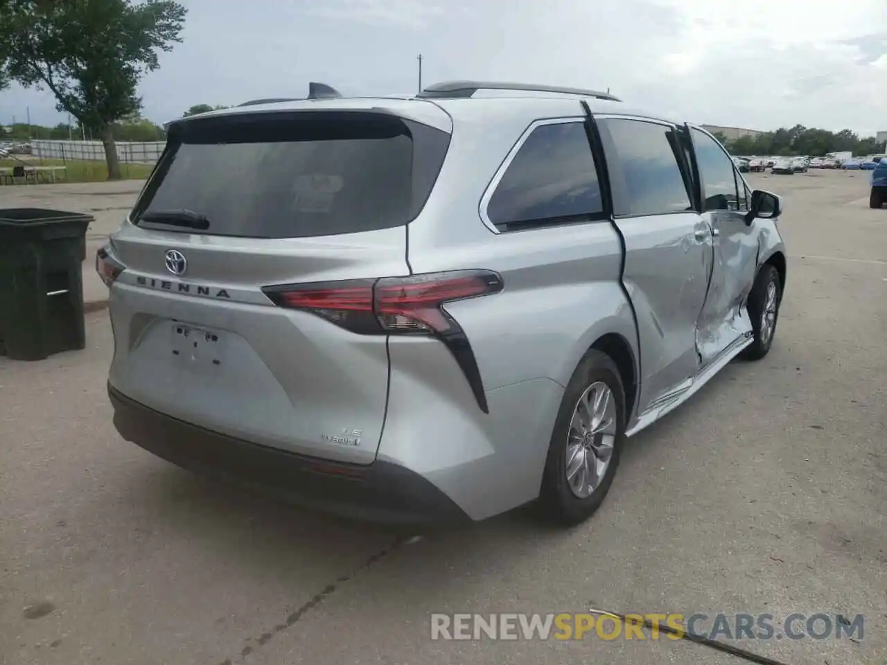 4 Photograph of a damaged car 5TDKRKEC1NS077848 TOYOTA SIENNA 2022