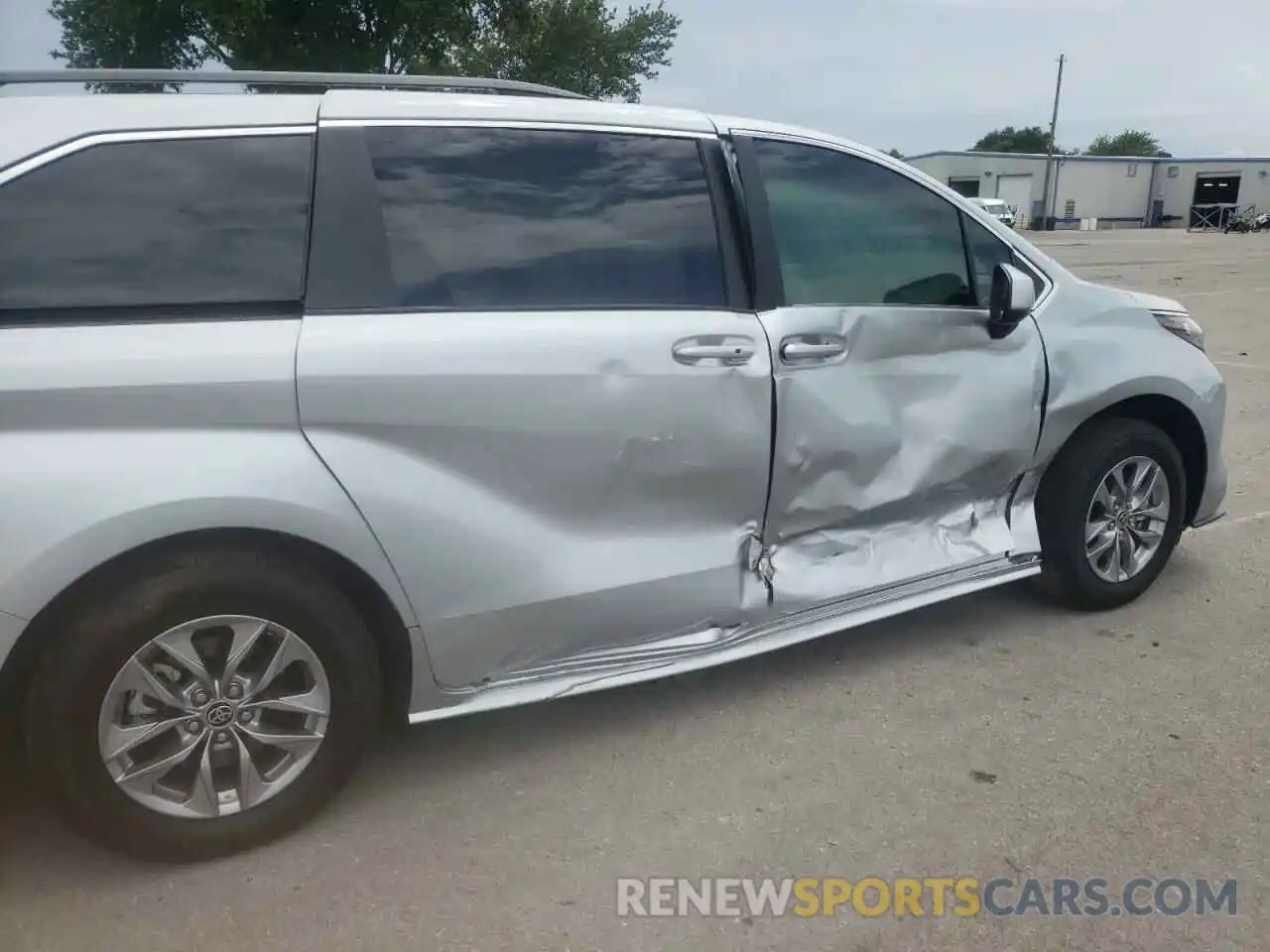 9 Photograph of a damaged car 5TDKRKEC1NS077848 TOYOTA SIENNA 2022