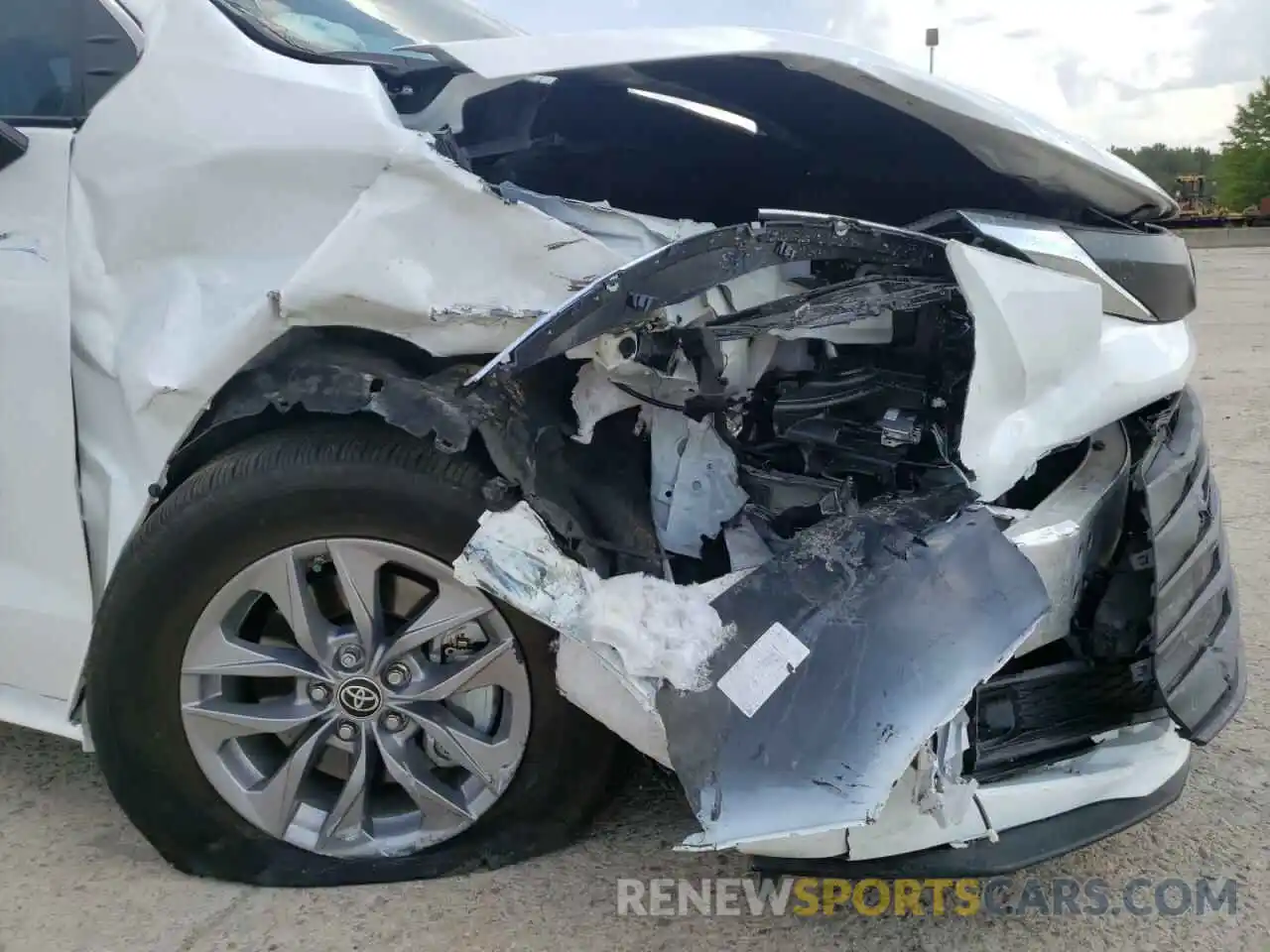 9 Photograph of a damaged car 5TDKRKEC4NS098452 TOYOTA SIENNA 2022