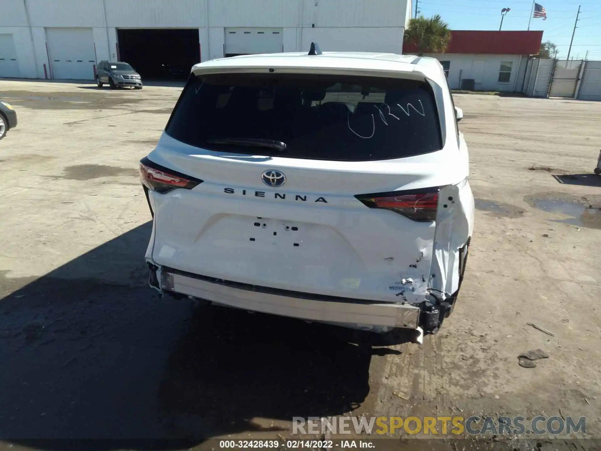 6 Photograph of a damaged car 5TDKRKEC8NS075854 TOYOTA SIENNA 2022