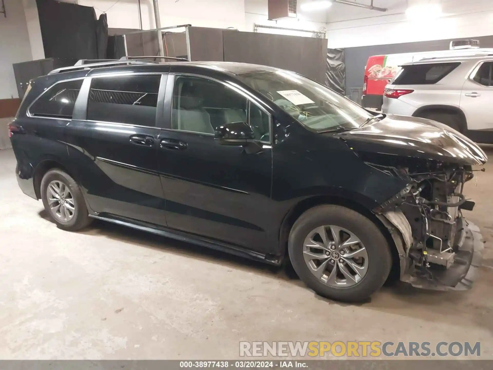 13 Photograph of a damaged car 5TDKRKEC9NS078004 TOYOTA SIENNA 2022