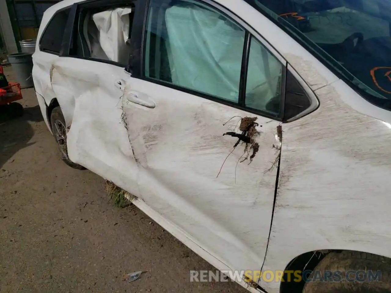 9 Photograph of a damaged car 5TDKSKFC2NS052136 TOYOTA SIENNA 2022