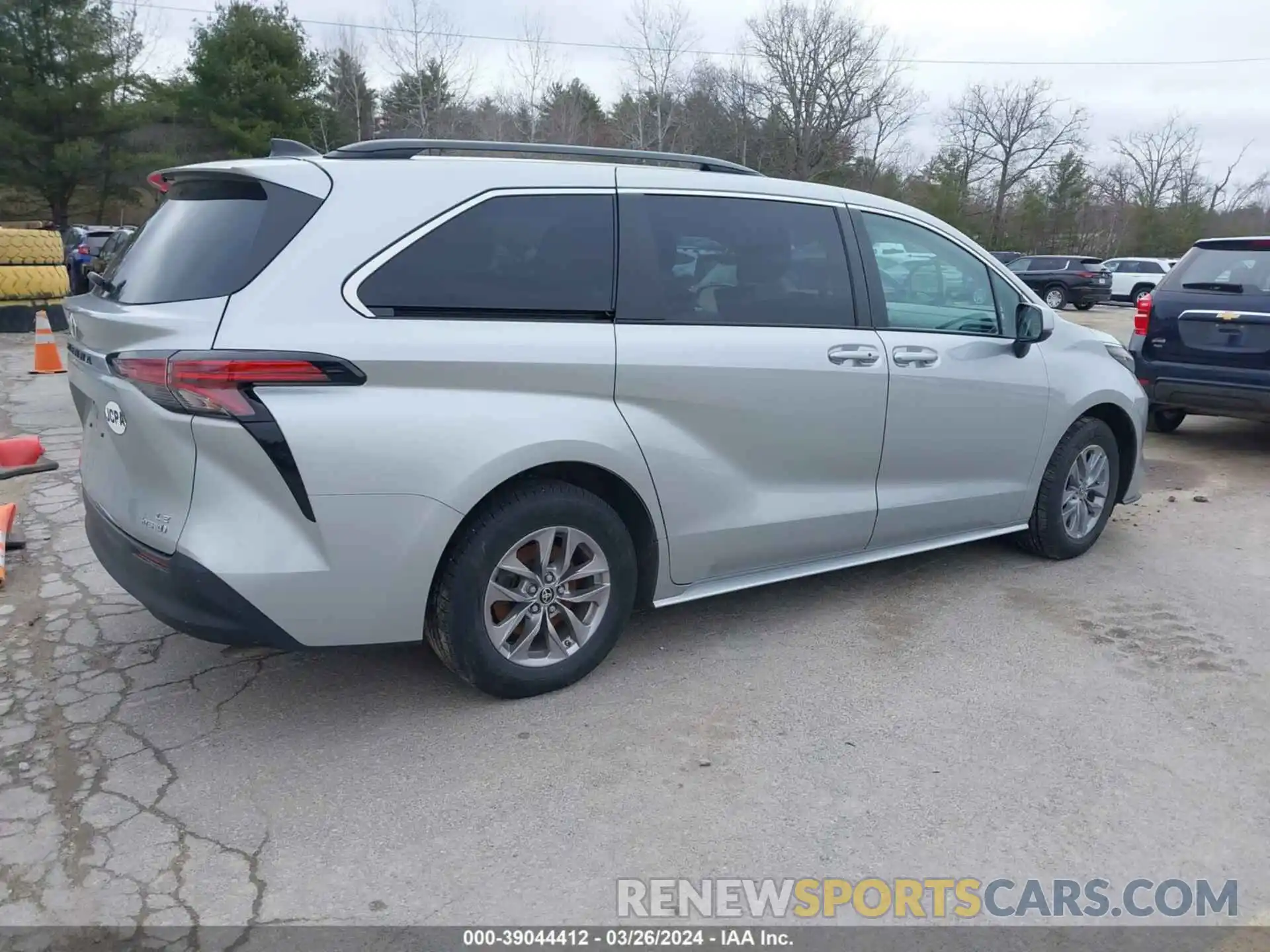 4 Photograph of a damaged car 5TDKSKFC9NS046382 TOYOTA SIENNA 2022