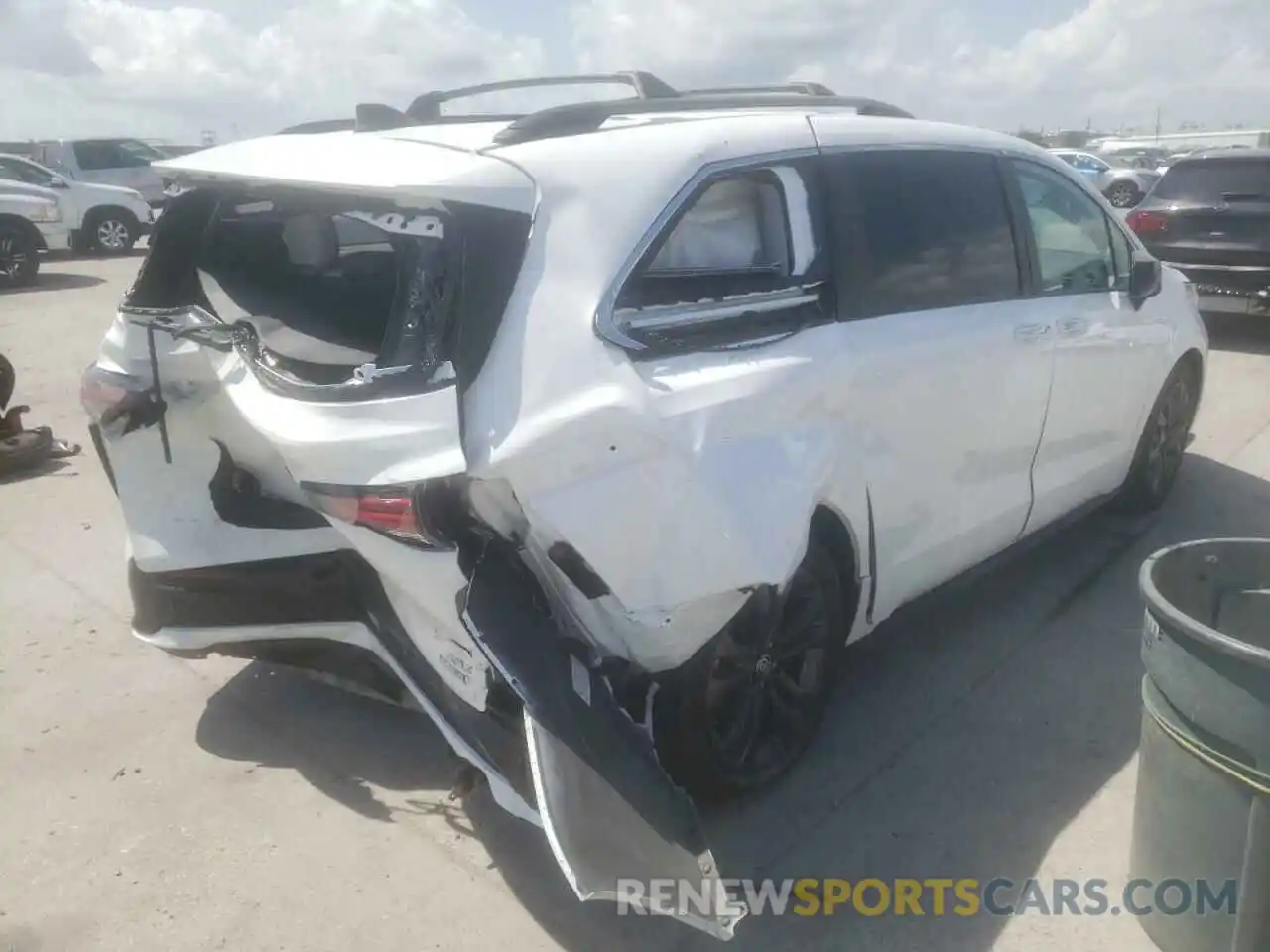 4 Photograph of a damaged car 5TDXRKEC0NS099734 TOYOTA SIENNA 2022