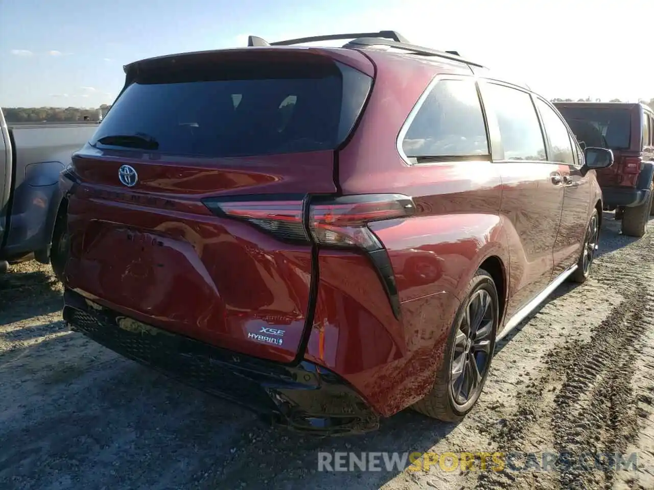 4 Photograph of a damaged car 5TDXRKEC1NS113365 TOYOTA SIENNA 2022