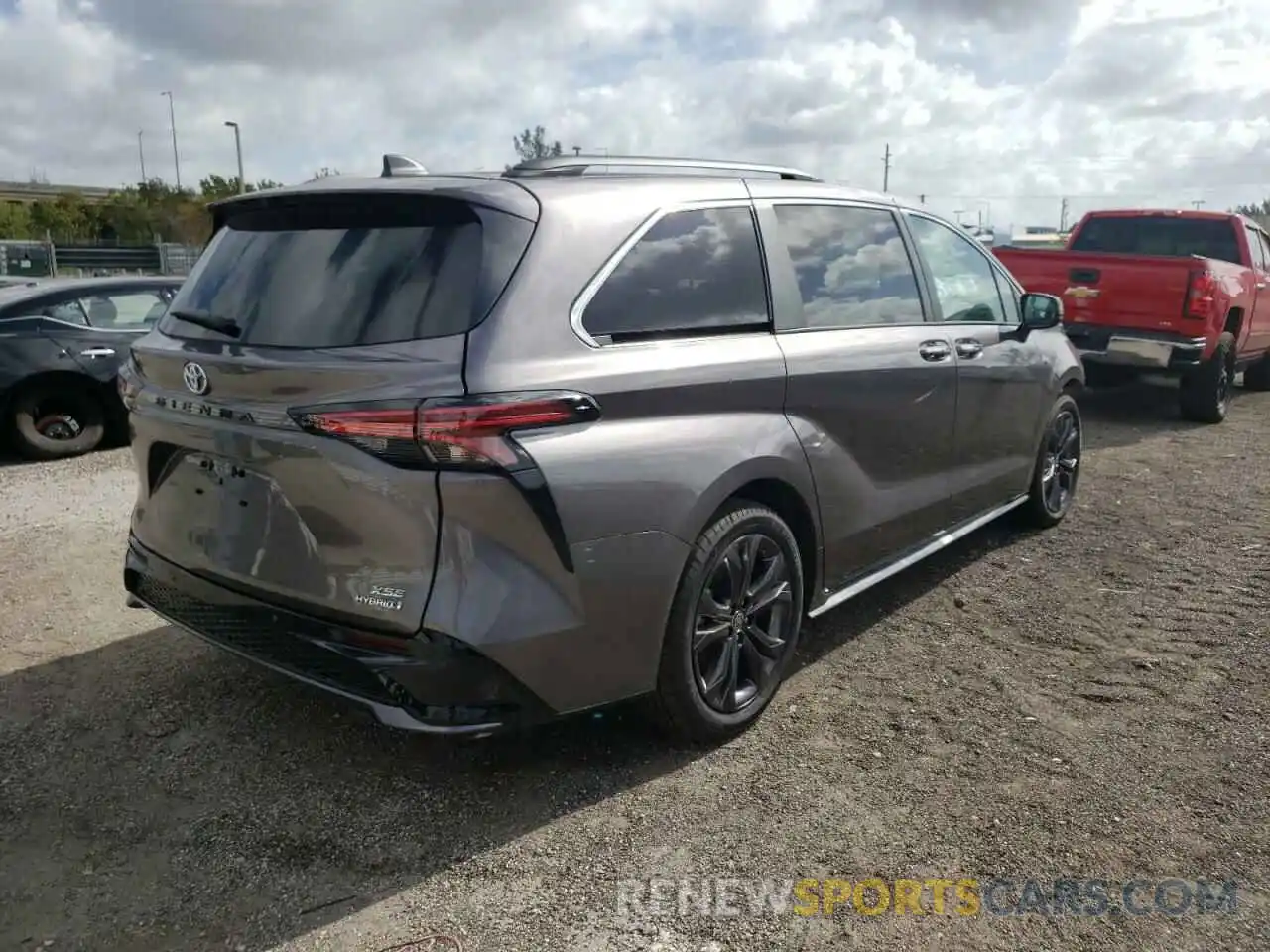 4 Photograph of a damaged car 5TDXRKEC4NS089241 TOYOTA SIENNA 2022