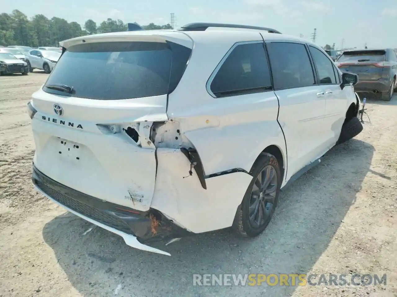 4 Photograph of a damaged car 5TDXRKEC5NS077728 TOYOTA SIENNA 2022