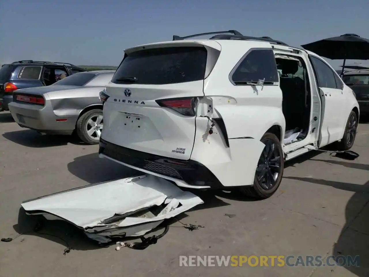 4 Photograph of a damaged car 5TDXRKEC5NS081617 TOYOTA SIENNA 2022