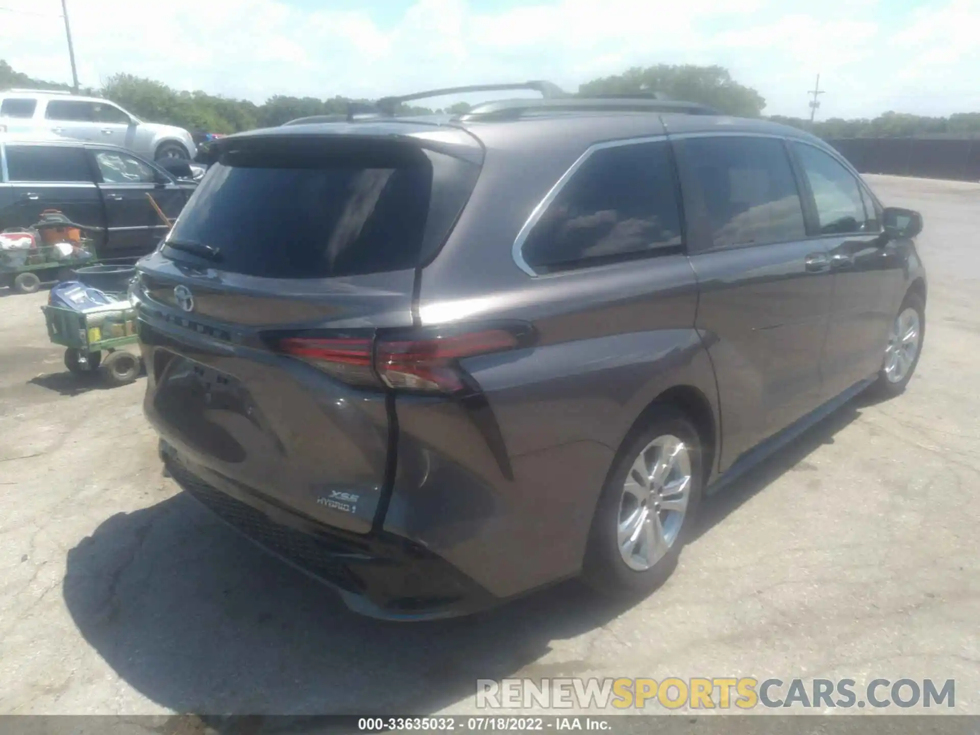 4 Photograph of a damaged car 5TDXSKFC0NS052352 TOYOTA SIENNA 2022