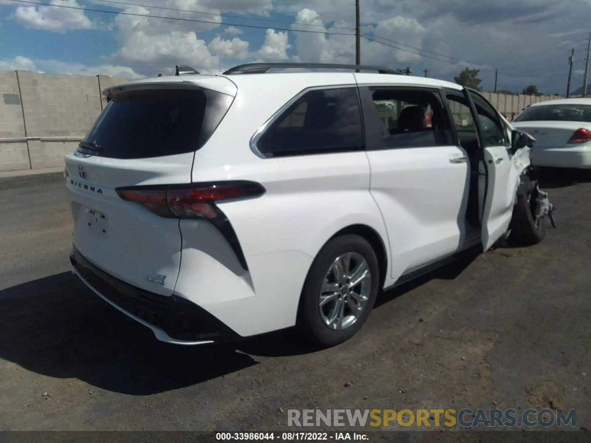 4 Photograph of a damaged car 5TDXSKFCXNS040659 TOYOTA SIENNA 2022