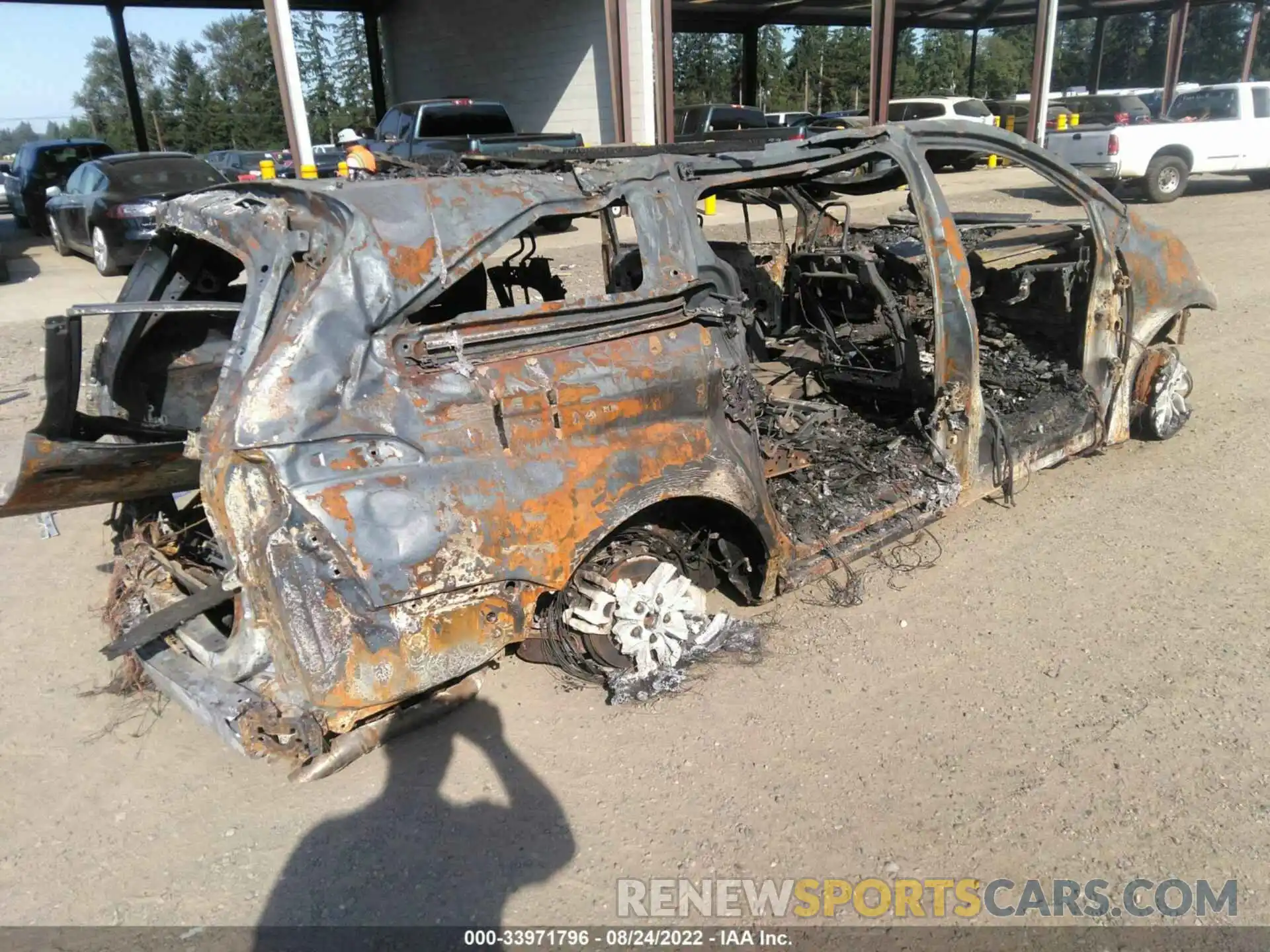 4 Photograph of a damaged car 5TDYRKEC0NS081822 TOYOTA SIENNA 2022