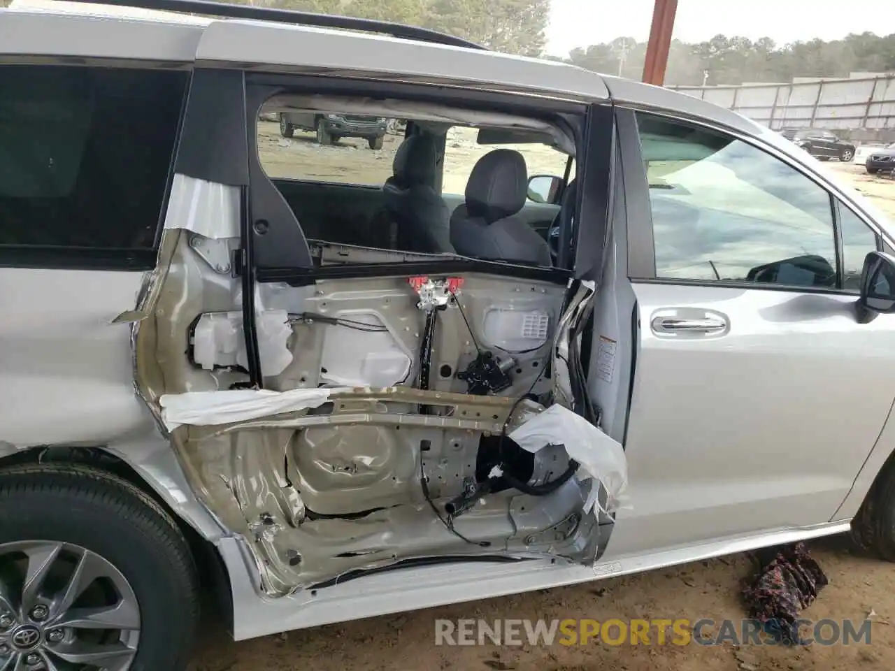 9 Photograph of a damaged car 5TDYRKEC0NS083165 TOYOTA SIENNA 2022